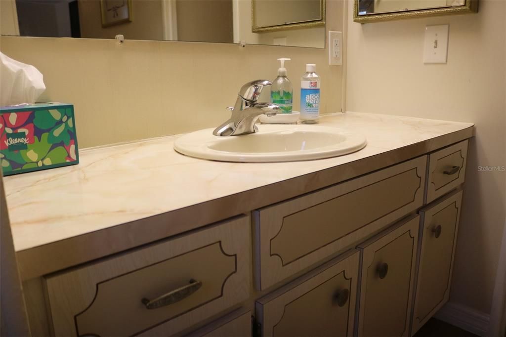 待售: $140,000 (2 贝兹, 2 浴室, 912 平方英尺)