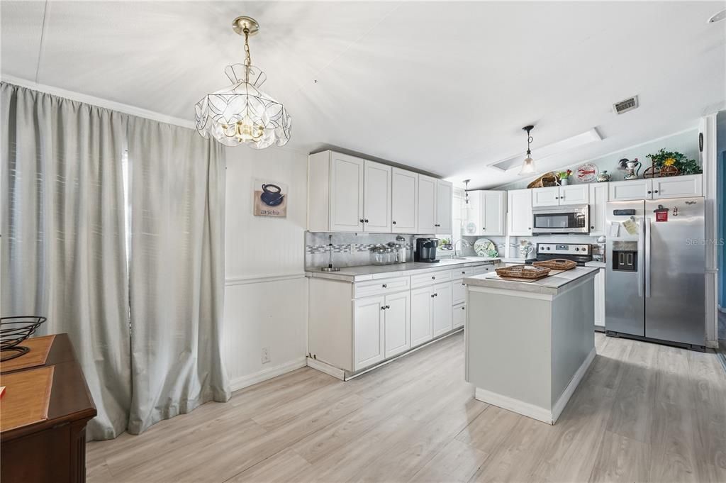 На продажу: $225,000 (3 спален, 2 ванн, 1701 Квадратных фут)