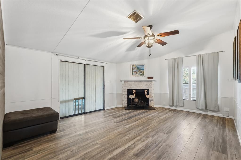 На продажу: $225,000 (3 спален, 2 ванн, 1701 Квадратных фут)