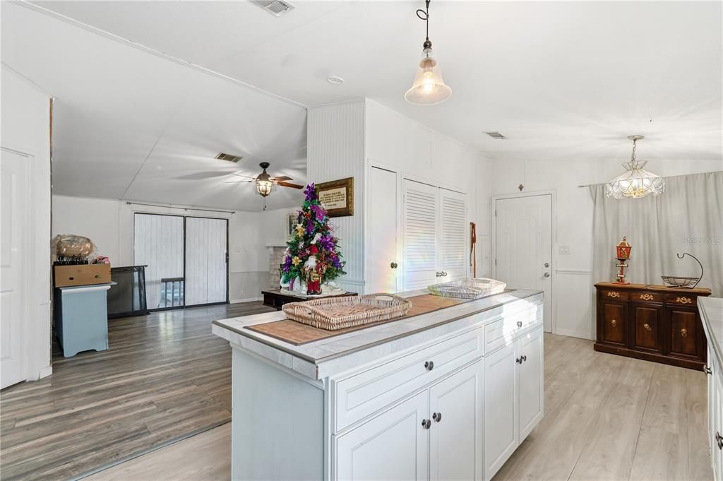 На продажу: $225,000 (3 спален, 2 ванн, 1701 Квадратных фут)