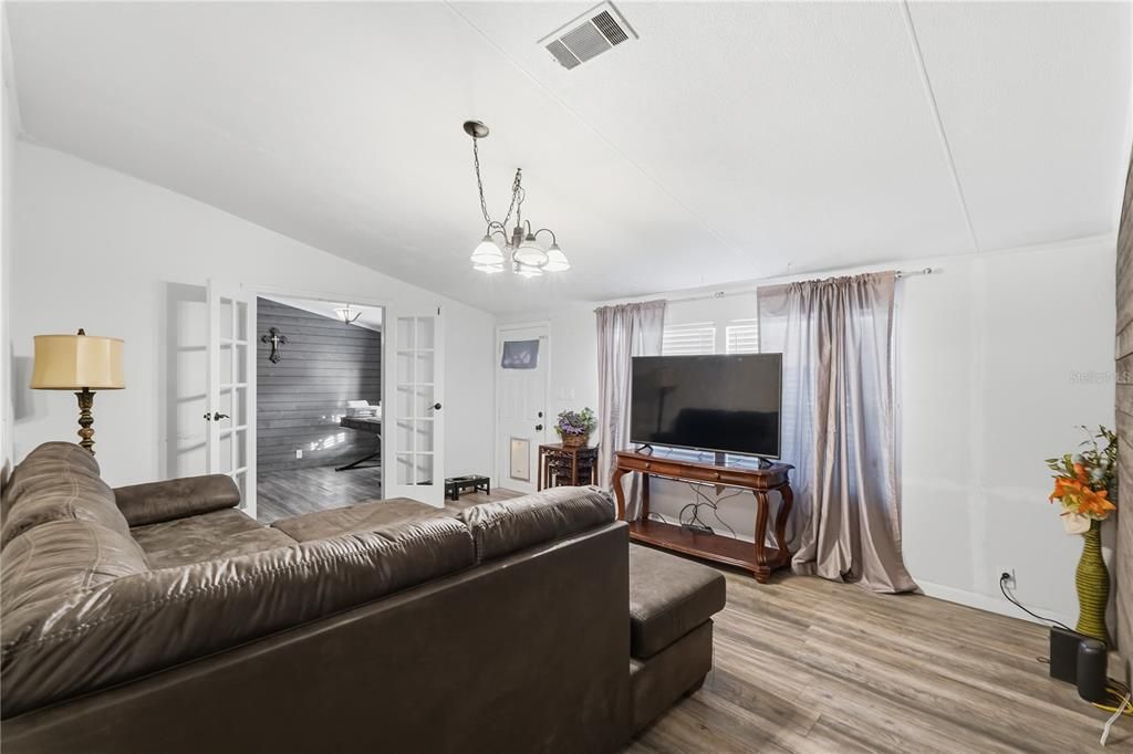 На продажу: $225,000 (3 спален, 2 ванн, 1701 Квадратных фут)