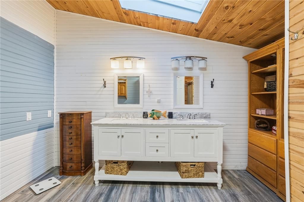 На продажу: $225,000 (3 спален, 2 ванн, 1701 Квадратных фут)