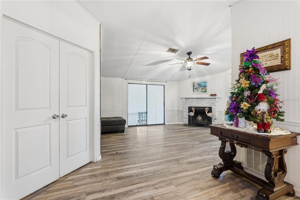 На продажу: $225,000 (3 спален, 2 ванн, 1701 Квадратных фут)