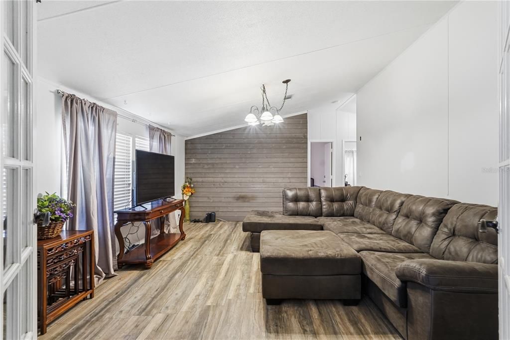 На продажу: $225,000 (3 спален, 2 ванн, 1701 Квадратных фут)