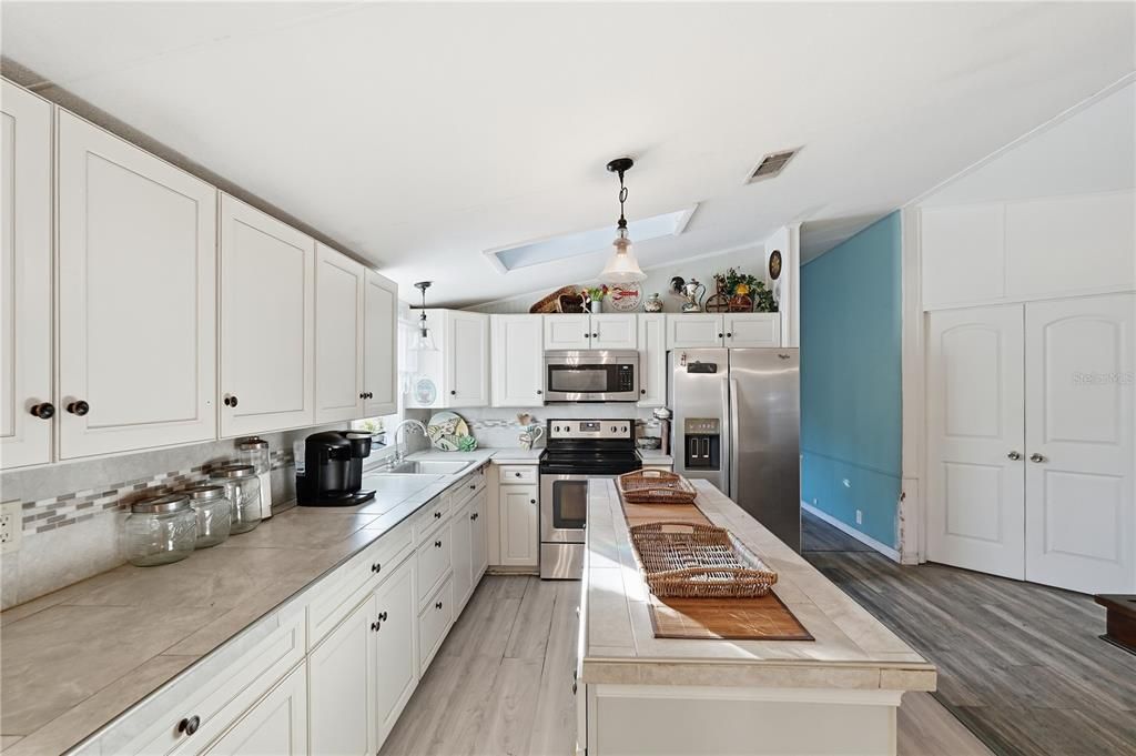 На продажу: $225,000 (3 спален, 2 ванн, 1701 Квадратных фут)