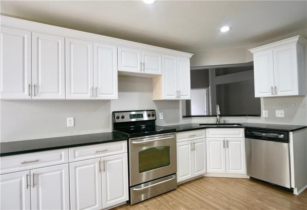 На продажу: $325,000 (3 спален, 2 ванн, 1611 Квадратных фут)