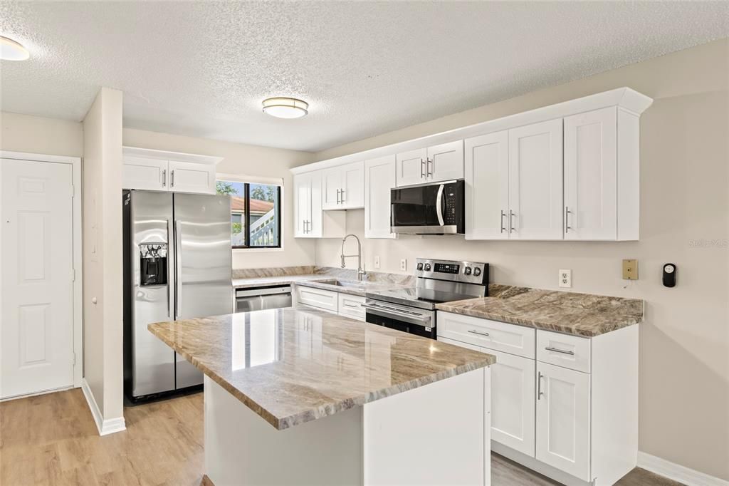 For Sale: $224,999 (2 beds, 2 baths, 936 Square Feet)