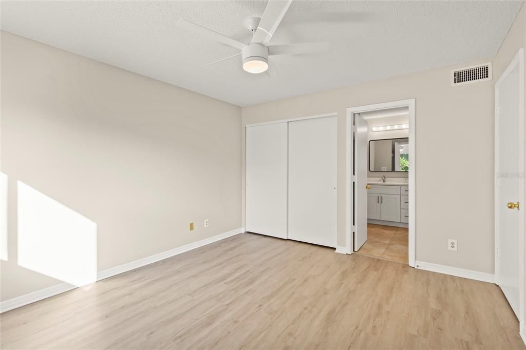 For Sale: $224,999 (2 beds, 2 baths, 936 Square Feet)