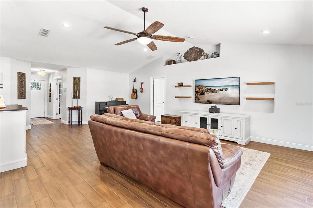 Active With Contract: $375,000 (4 beds, 2 baths, 2035 Square Feet)