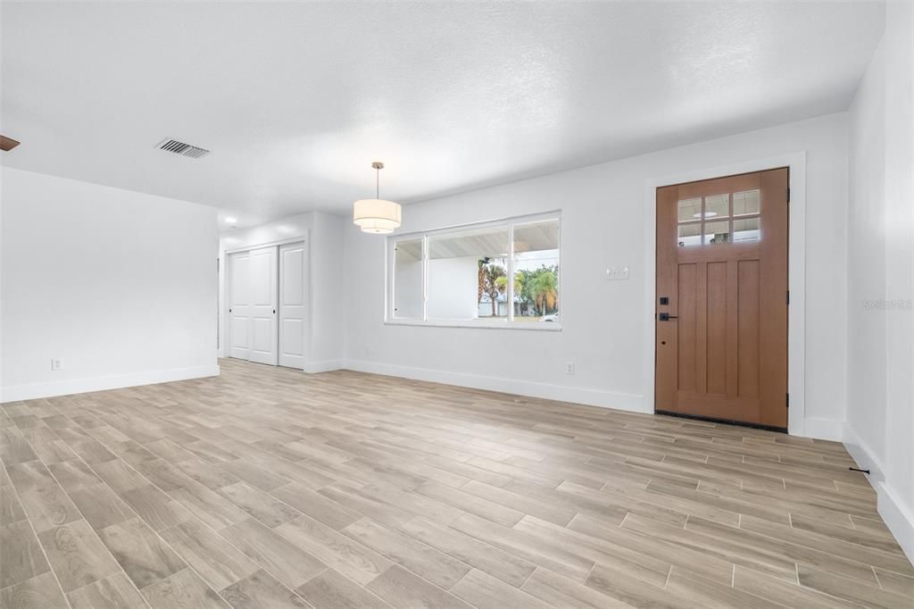 For Sale: $345,000 (2 beds, 2 baths, 1119 Square Feet)