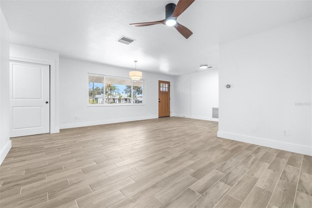 For Sale: $345,000 (2 beds, 2 baths, 1119 Square Feet)