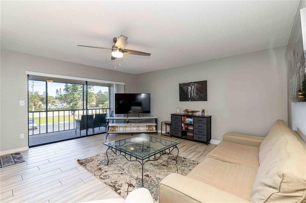 En Venta: $219,900 (2 camas, 2 baños, 1095 Pies cuadrados)