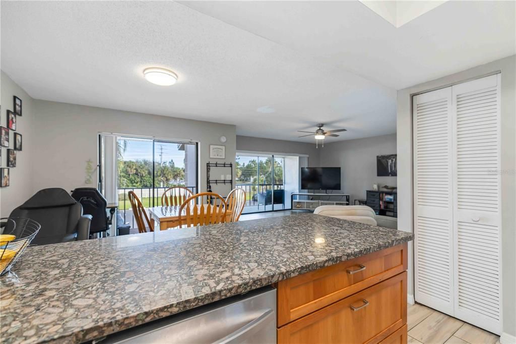 En Venta: $219,900 (2 camas, 2 baños, 1095 Pies cuadrados)