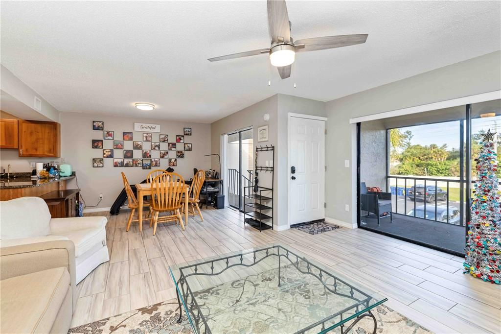 En Venta: $219,900 (2 camas, 2 baños, 1095 Pies cuadrados)