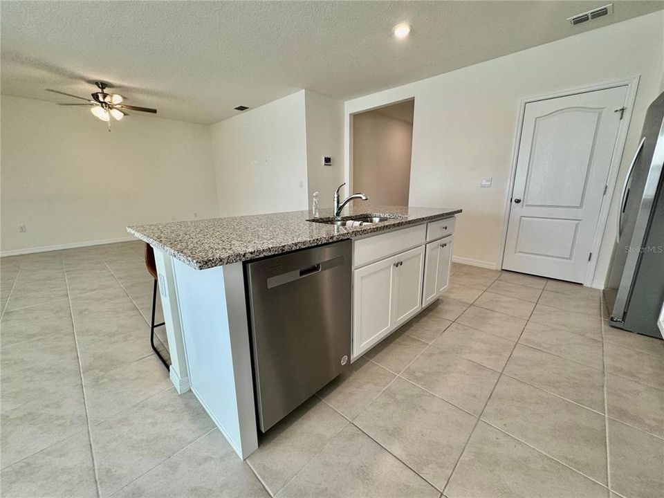 待售: $276,000 (3 贝兹, 2 浴室, 1669 平方英尺)