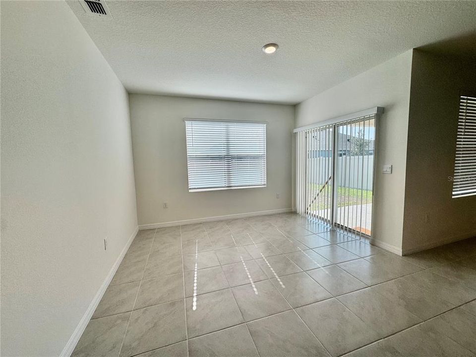 待售: $276,000 (3 贝兹, 2 浴室, 1669 平方英尺)