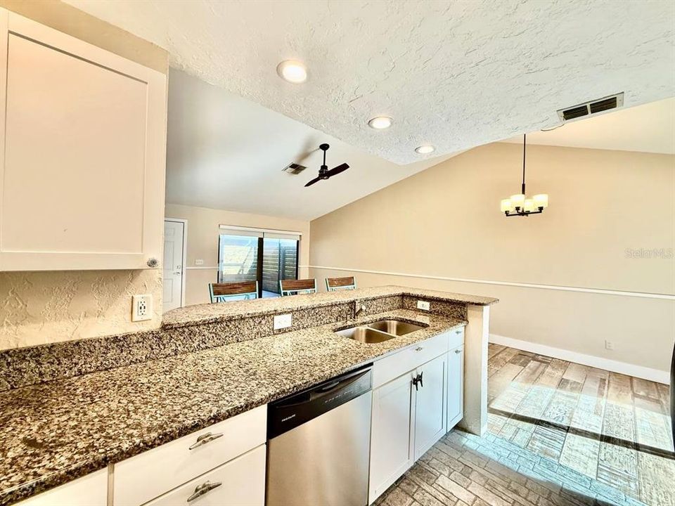 出租: $1,900 (2 贝兹, 2 浴室, 1192 平方英尺)