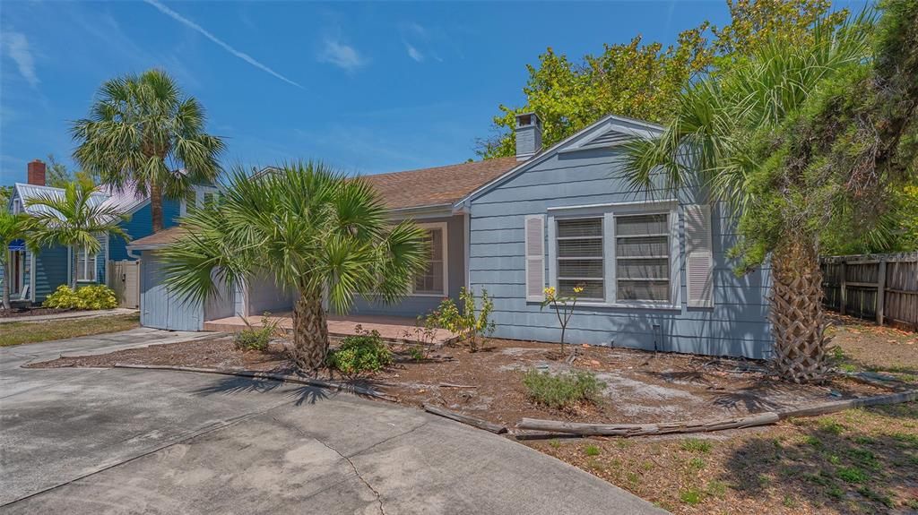 На продажу: $749,900 (0.23 acres)