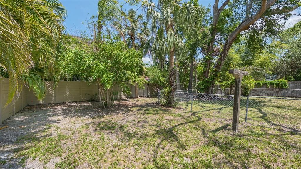 На продажу: $749,900 (0.23 acres)