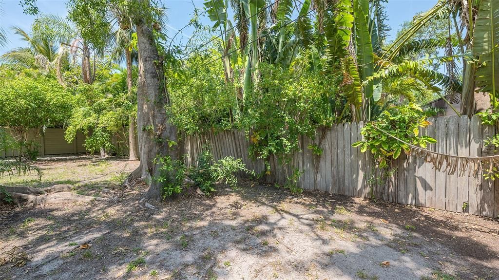 На продажу: $749,900 (0.23 acres)