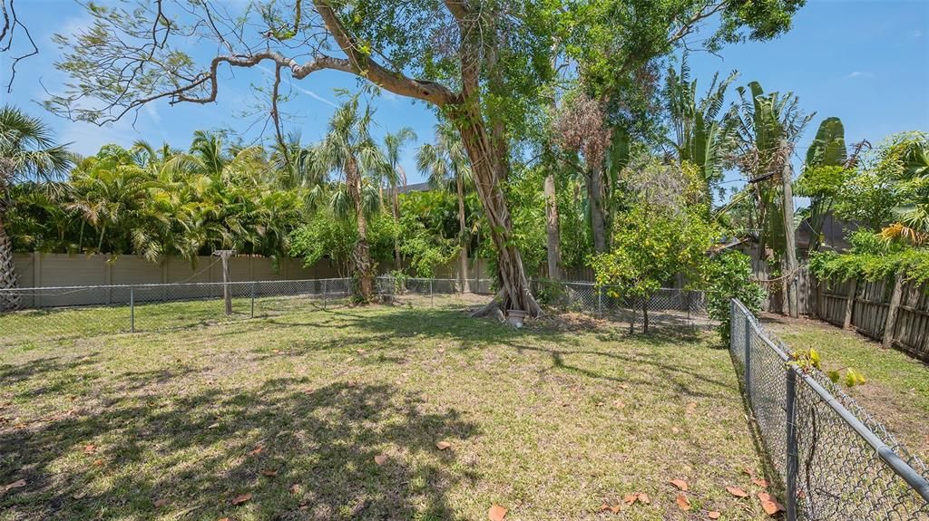 На продажу: $749,900 (0.23 acres)