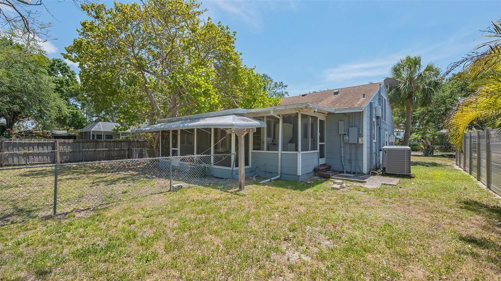 На продажу: $749,900 (0.23 acres)