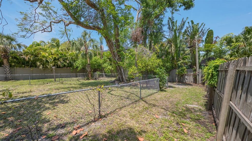 На продажу: $749,900 (0.23 acres)