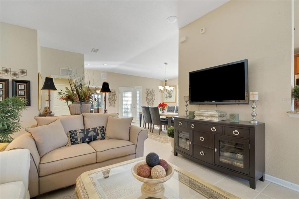 На продажу: $329,900 (3 спален, 2 ванн, 1710 Квадратных фут)