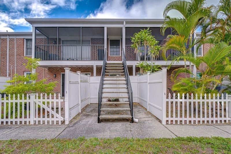 На продажу: $174,900 (2 спален, 1 ванн, 837 Квадратных фут)