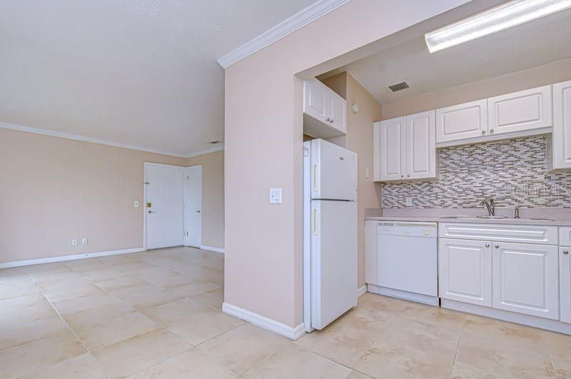 На продажу: $174,900 (2 спален, 1 ванн, 837 Квадратных фут)