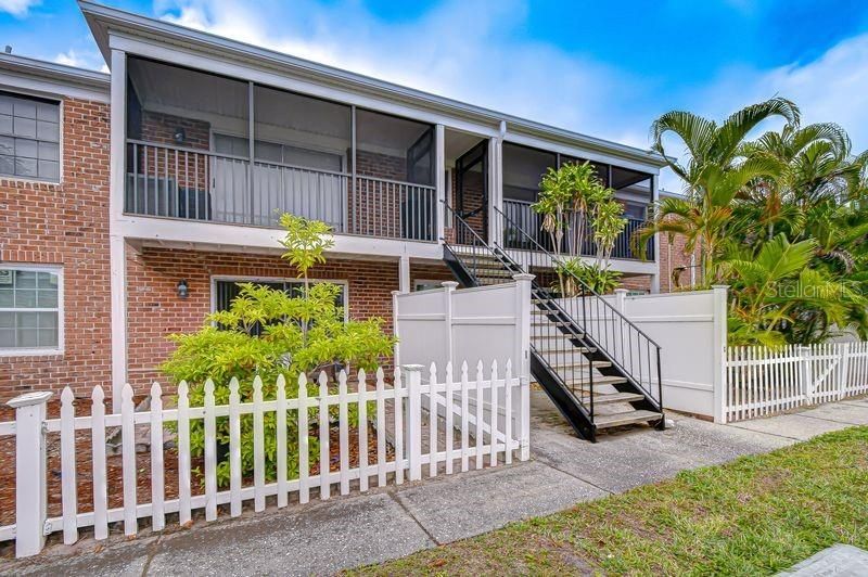 На продажу: $174,900 (2 спален, 1 ванн, 837 Квадратных фут)