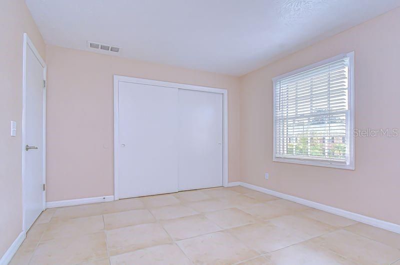 На продажу: $174,900 (2 спален, 1 ванн, 837 Квадратных фут)