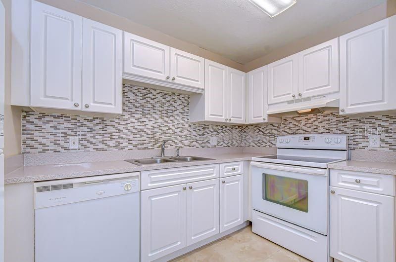 На продажу: $174,900 (2 спален, 1 ванн, 837 Квадратных фут)