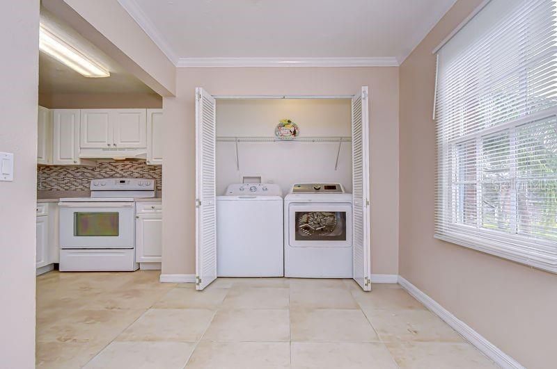 На продажу: $174,900 (2 спален, 1 ванн, 837 Квадратных фут)