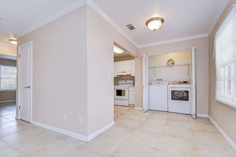 На продажу: $174,900 (2 спален, 1 ванн, 837 Квадратных фут)