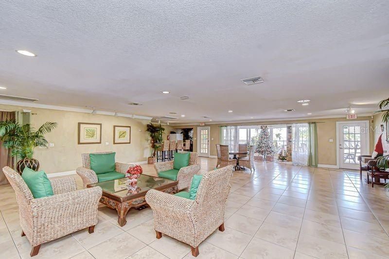 На продажу: $174,900 (2 спален, 1 ванн, 837 Квадратных фут)