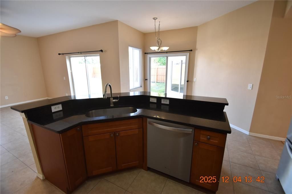 В аренду: $2,295 (3 спален, 2 ванн, 1945 Квадратных фут)