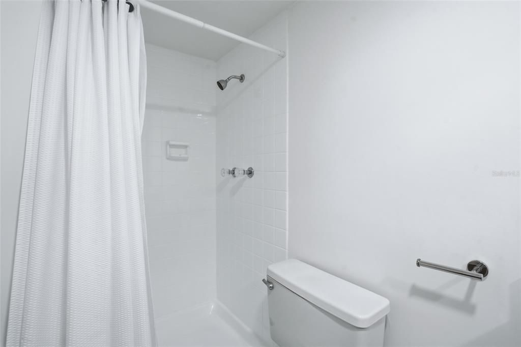 For Sale: $200,000 (2 beds, 2 baths, 1035 Square Feet)