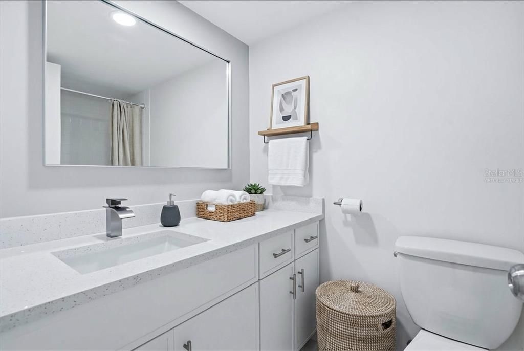 For Sale: $200,000 (2 beds, 2 baths, 1035 Square Feet)