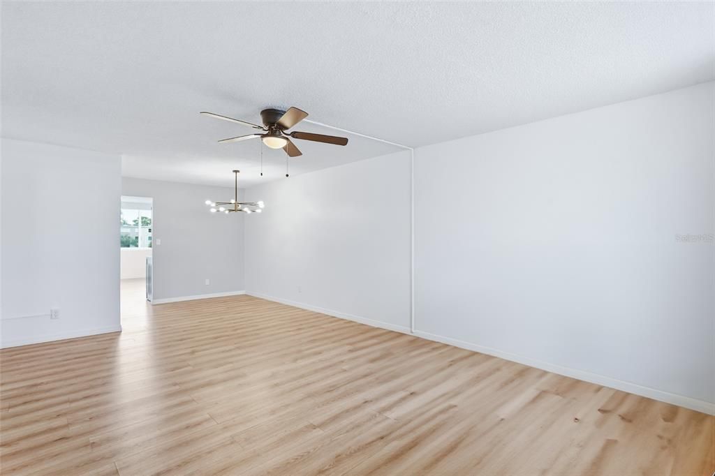 For Sale: $200,000 (2 beds, 2 baths, 1035 Square Feet)