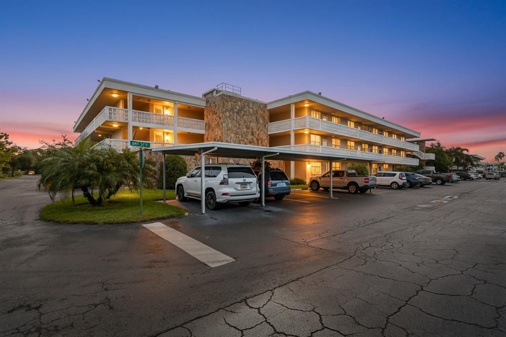 For Sale: $200,000 (2 beds, 2 baths, 1035 Square Feet)