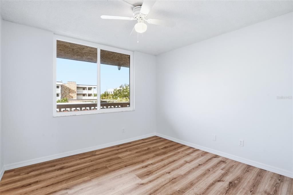 For Sale: $200,000 (2 beds, 2 baths, 1035 Square Feet)