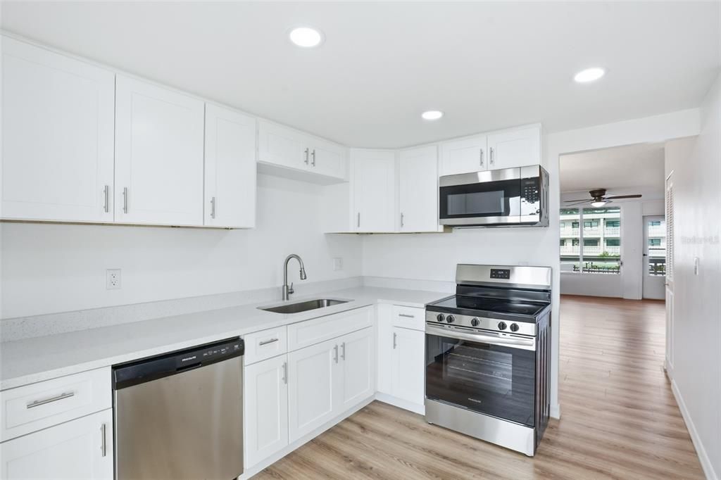 For Sale: $200,000 (2 beds, 2 baths, 1035 Square Feet)