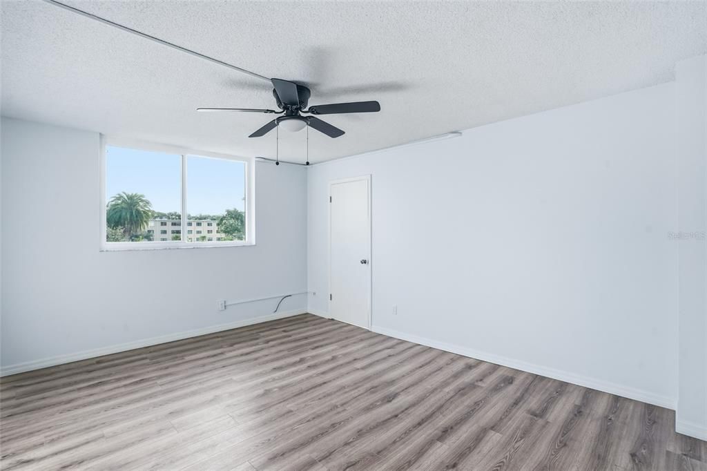 For Sale: $200,000 (2 beds, 2 baths, 1035 Square Feet)