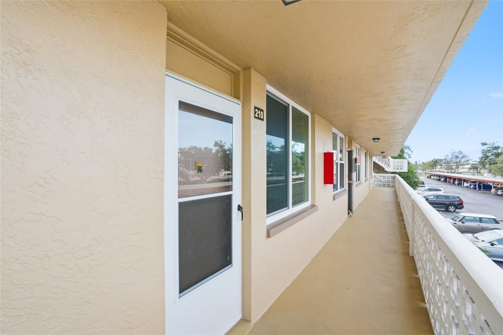 For Sale: $200,000 (2 beds, 2 baths, 1035 Square Feet)