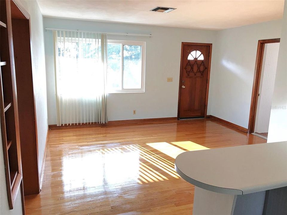 待售: $249,900 (2 贝兹, 1 浴室, 993 平方英尺)