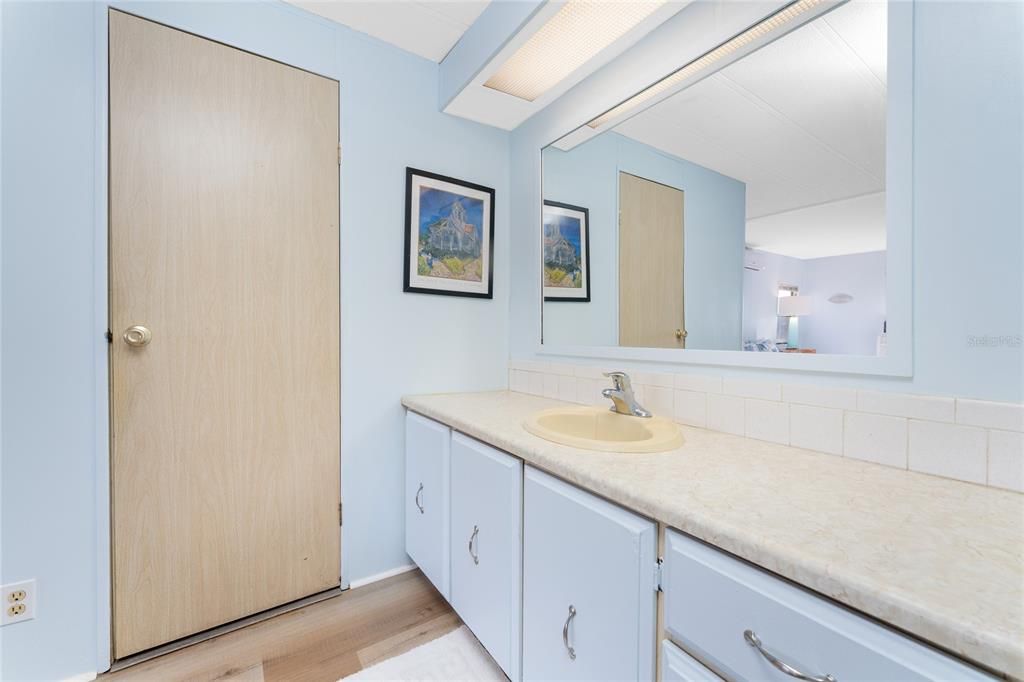 На продажу: $225,000 (2 спален, 2 ванн, 1152 Квадратных фут)