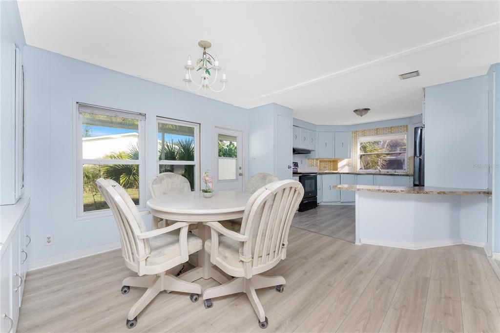 На продажу: $225,000 (2 спален, 2 ванн, 1152 Квадратных фут)