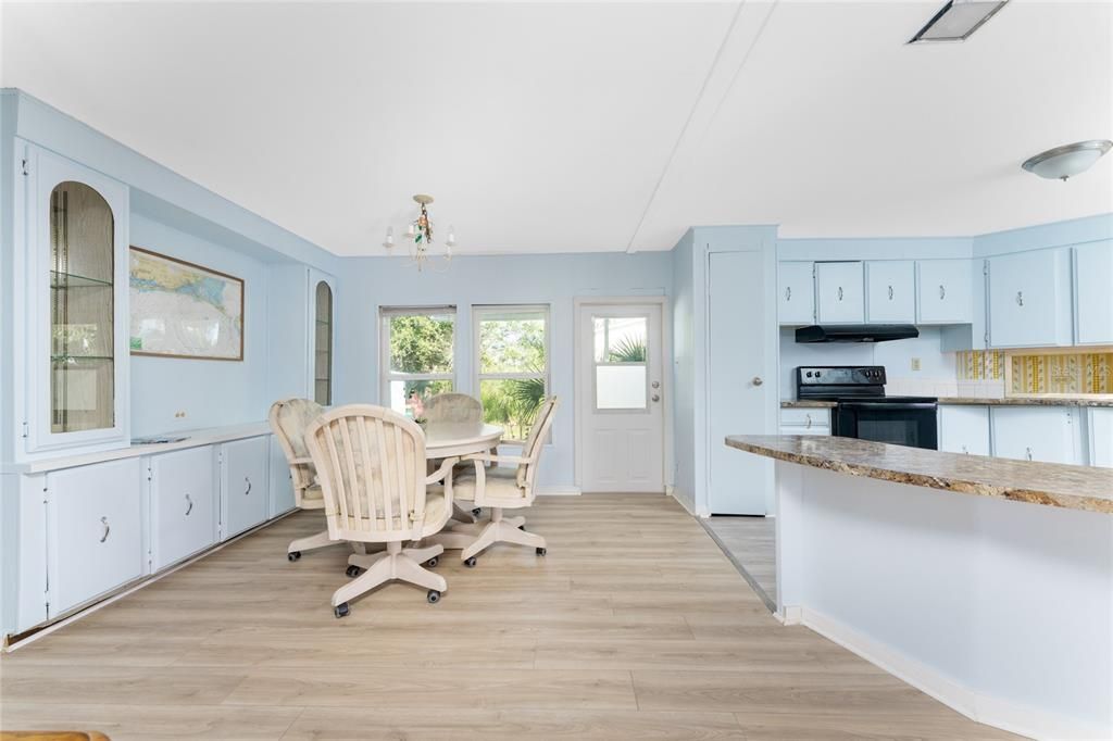 На продажу: $225,000 (2 спален, 2 ванн, 1152 Квадратных фут)