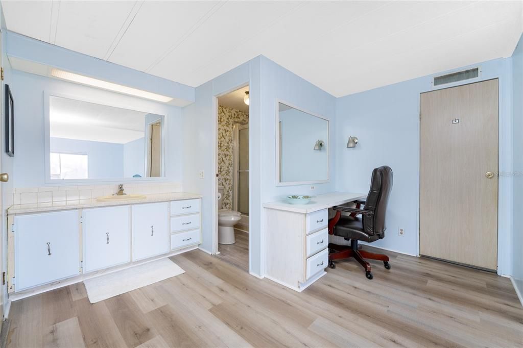 На продажу: $225,000 (2 спален, 2 ванн, 1152 Квадратных фут)